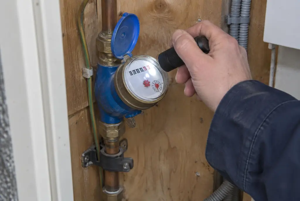 Lekdetectie Werkendam – watermeter in de meterkast controleren met een zaklamp